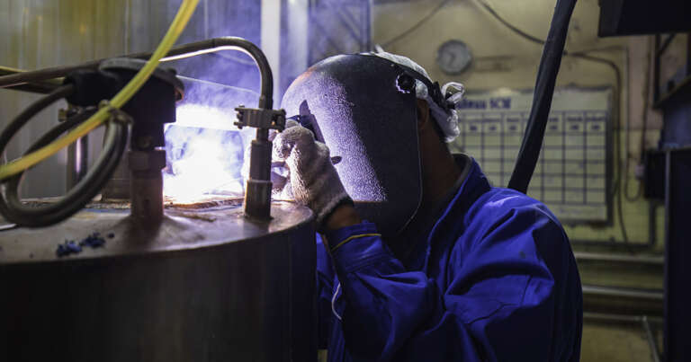 Soldagem de manutenção industrial aplicando revestimento duro em peça desgastada