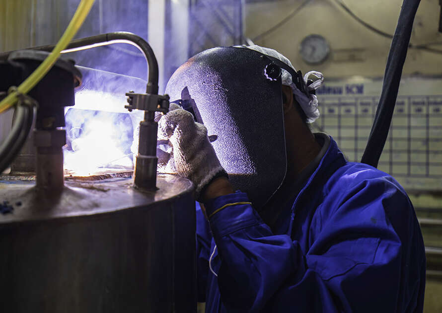 Soldagem de manutenção industrial aplicando revestimento duro em peça desgastada